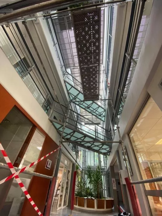 Stores intérieurs anti-chaleur sous un puit de lumière
