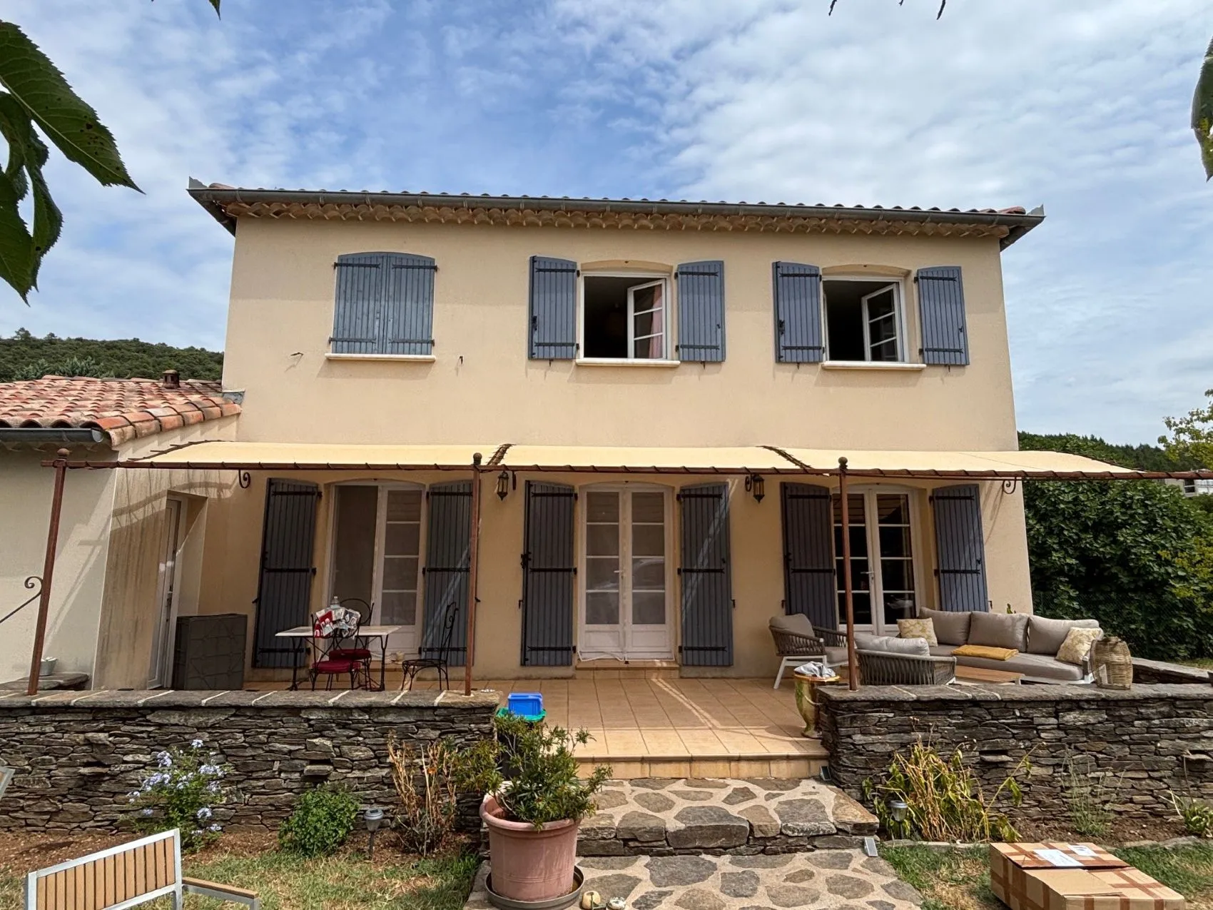 Installation d'une toile tendue sur une pergola en fer