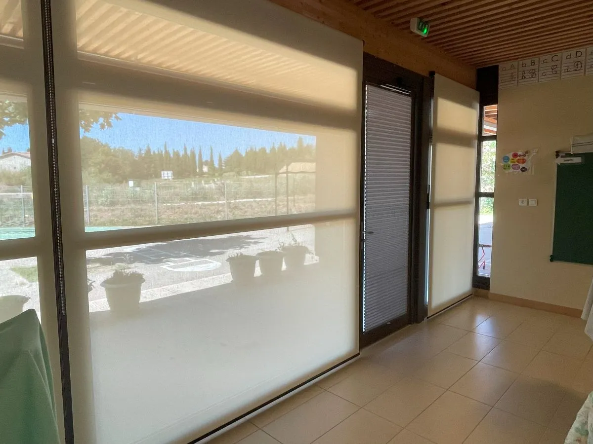 Stores pour protéger du soleil dans une salle de classe