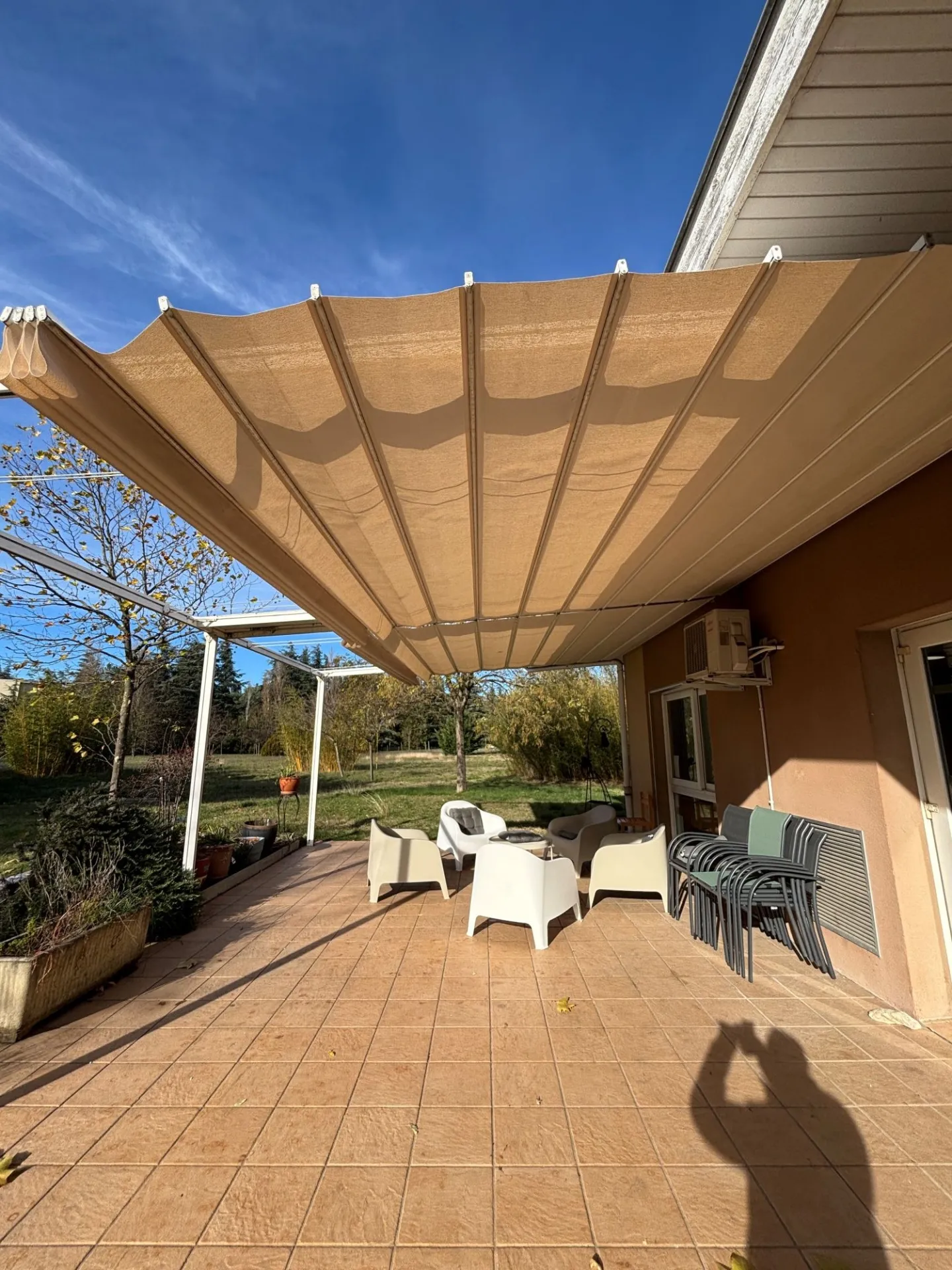 Pergola centre d'accueil avec vélum sur câble grande portée