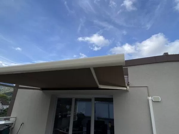 Store banne rétractable sur un balcon