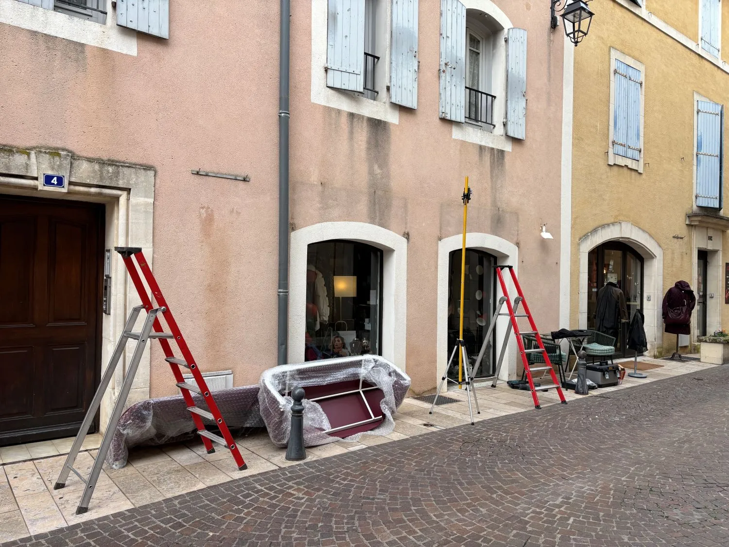 Mise en place store corbeille façade commerce Drôme