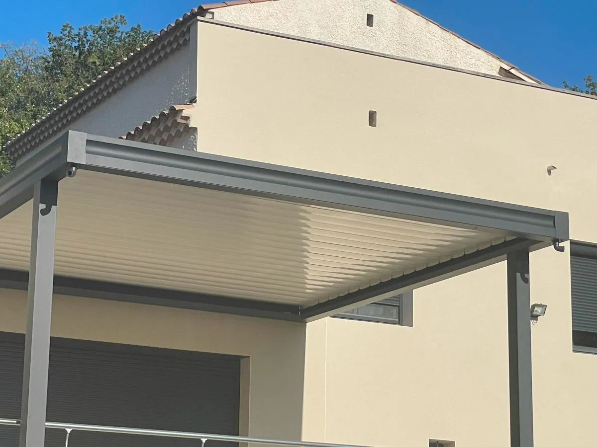Pergola fixation murale avec pieds déportés
