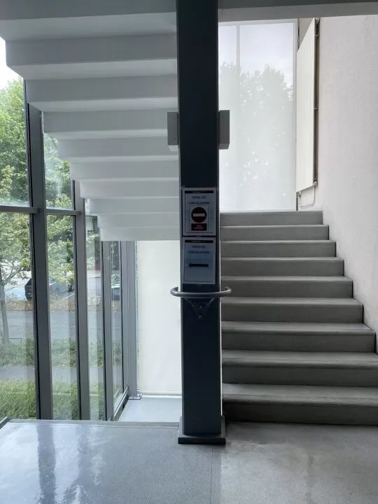 Stores intérieurs anti-chaleur sous un puit de lumière