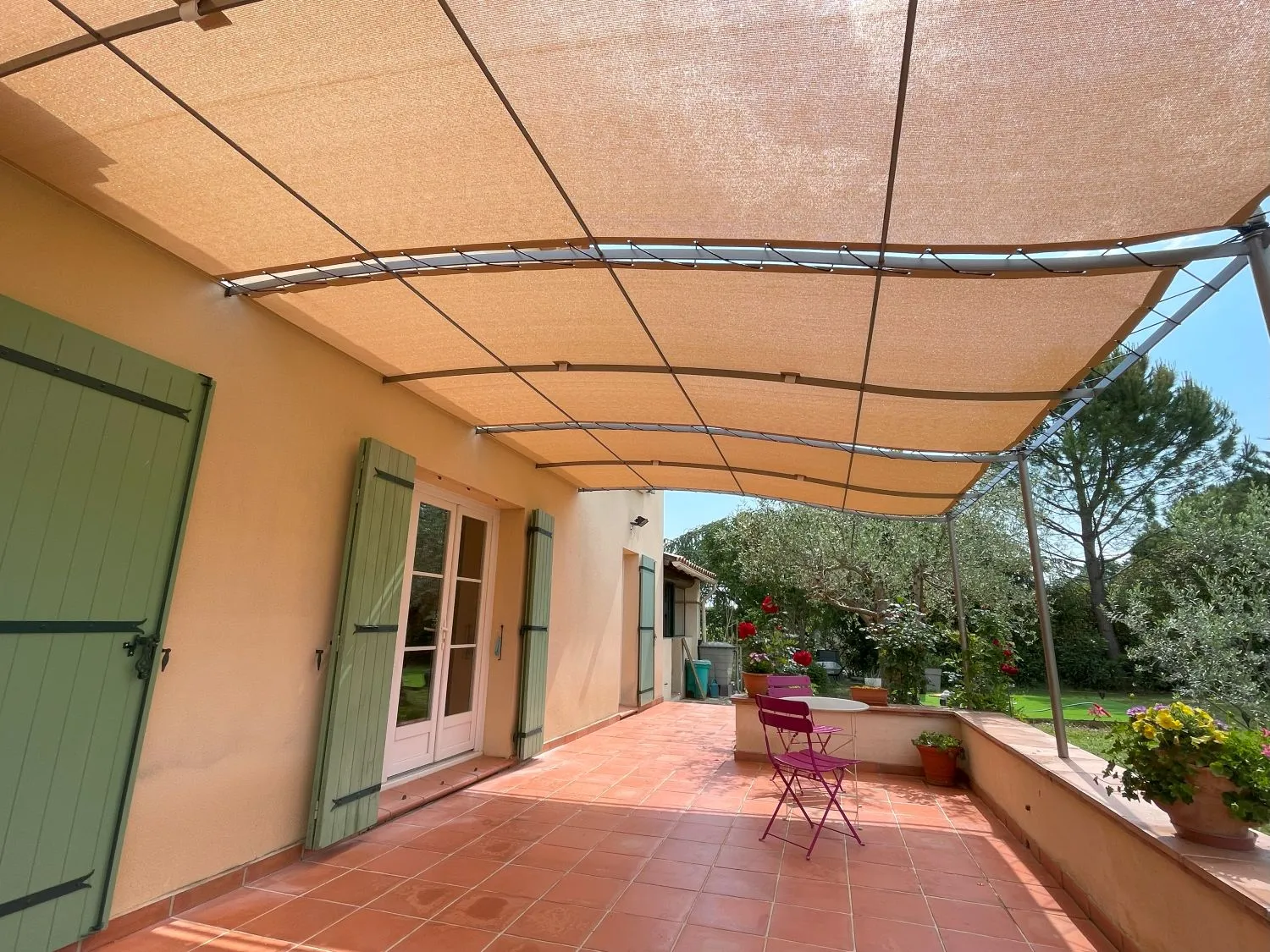 Installation d'une toile tendue sur pergola provençale