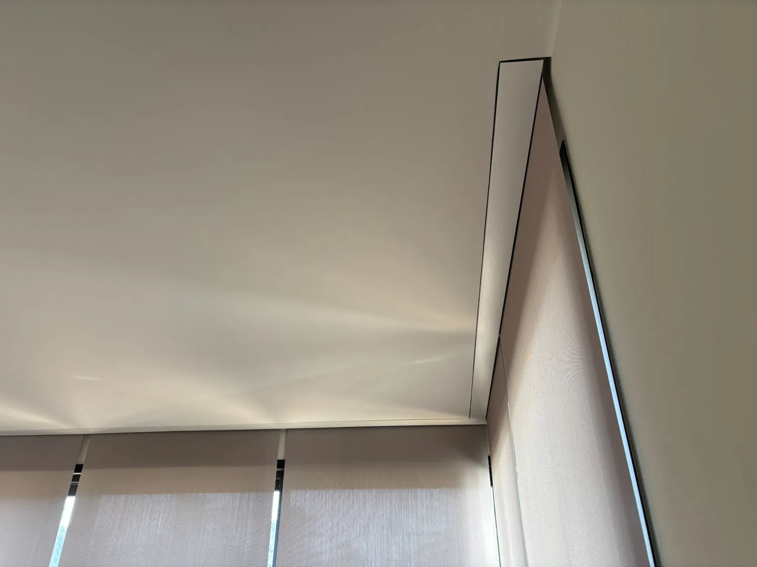 store boitier discret plafond