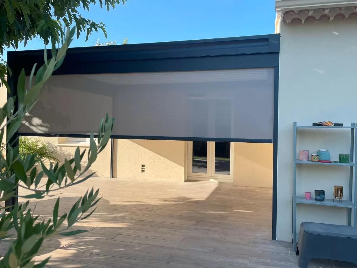 Pergola avec store vertical côté