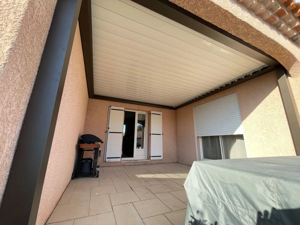 Pergola bioclimatique sur une terrasse