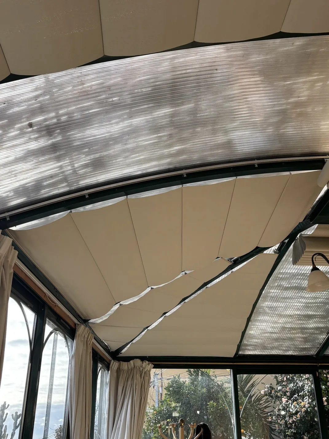 store triangulaire sur rail souple