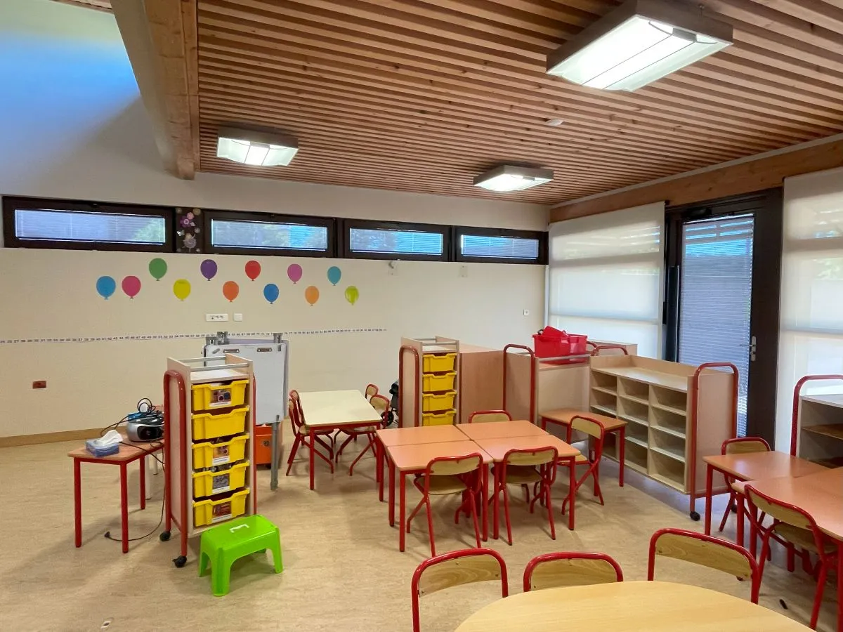 Mise en place stores plissés école