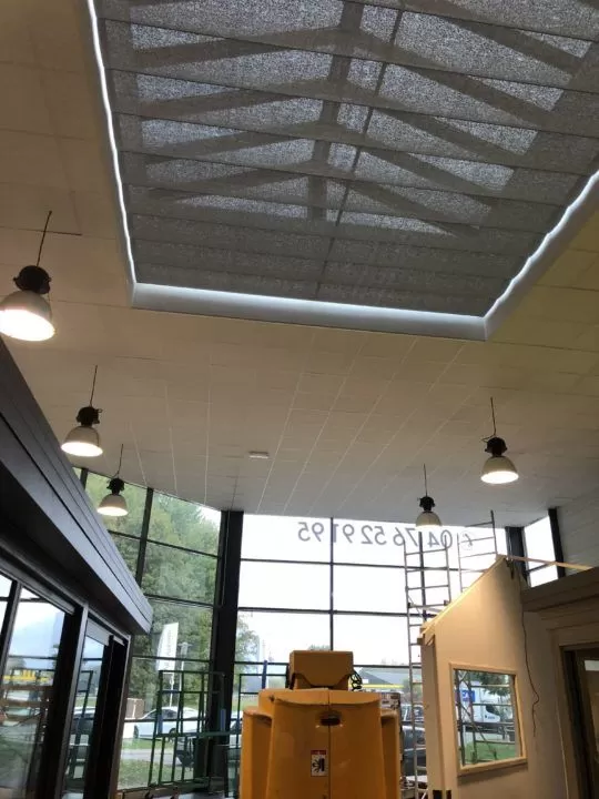 Store anti chaleur sous un puit de lumière